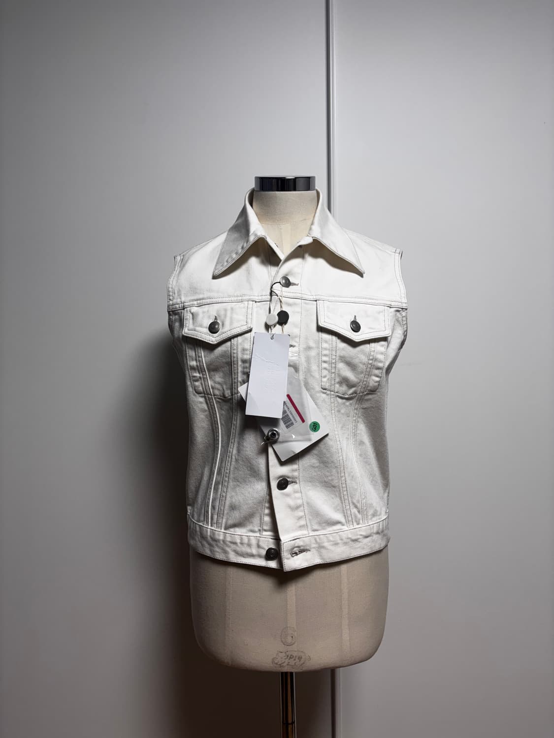 새상품) 21SS 메종 마르지엘라 포스티치 화이트 데님 베스트 상품이미지1