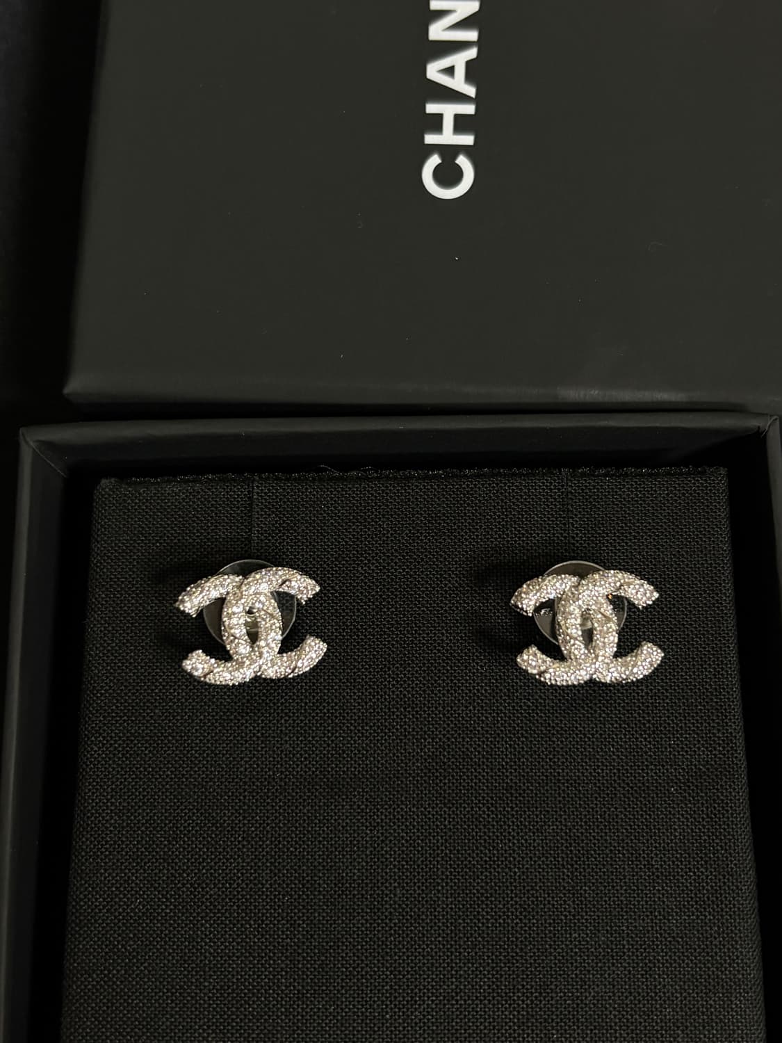 샤넬 정품 cc로고 업사이클링 실버 스틸 크리스탈 귀걸이 상품이미지3