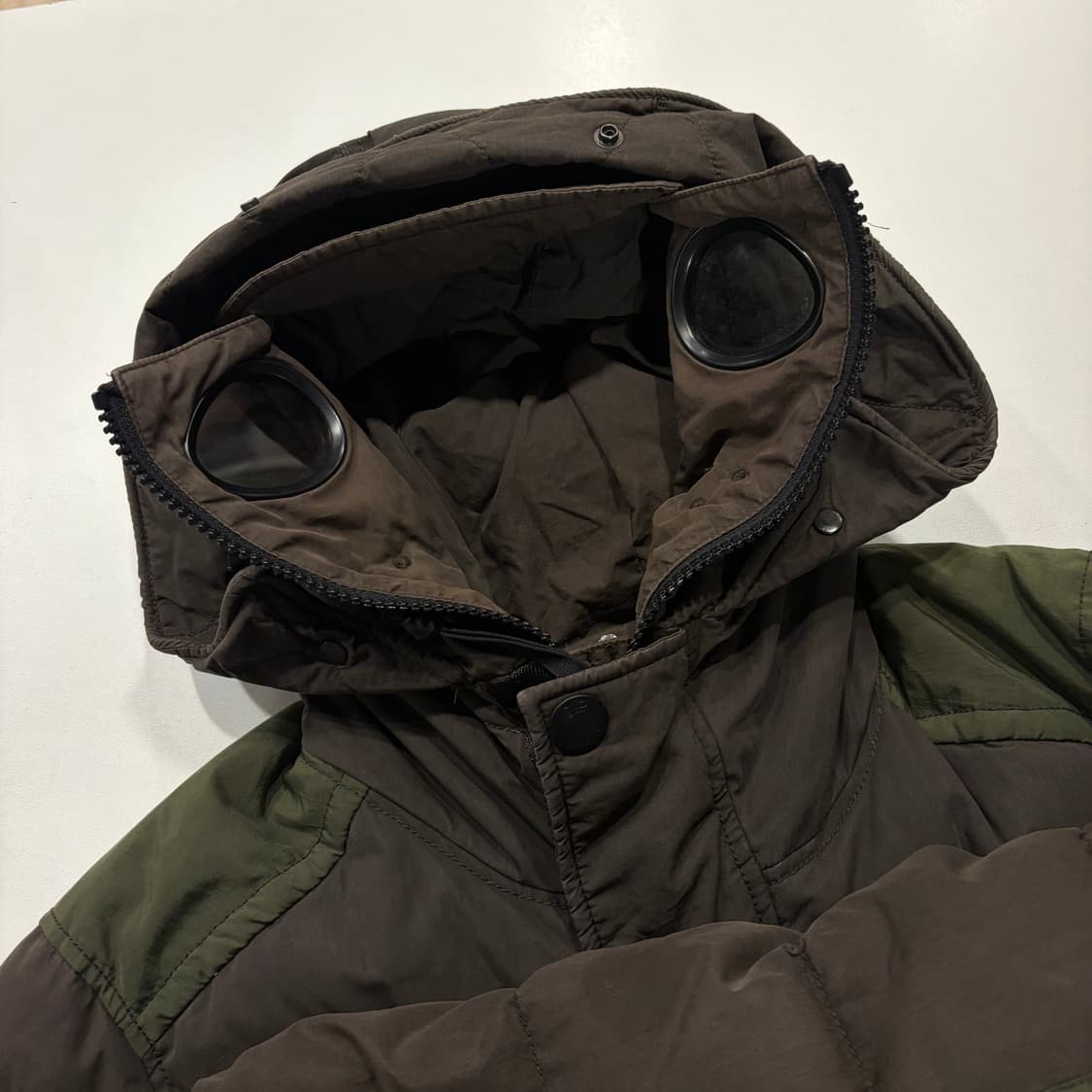 [100] 13FW CP컴퍼니 고글 다운 패딩 점퍼 브라운 카키 D535 상품이미지4