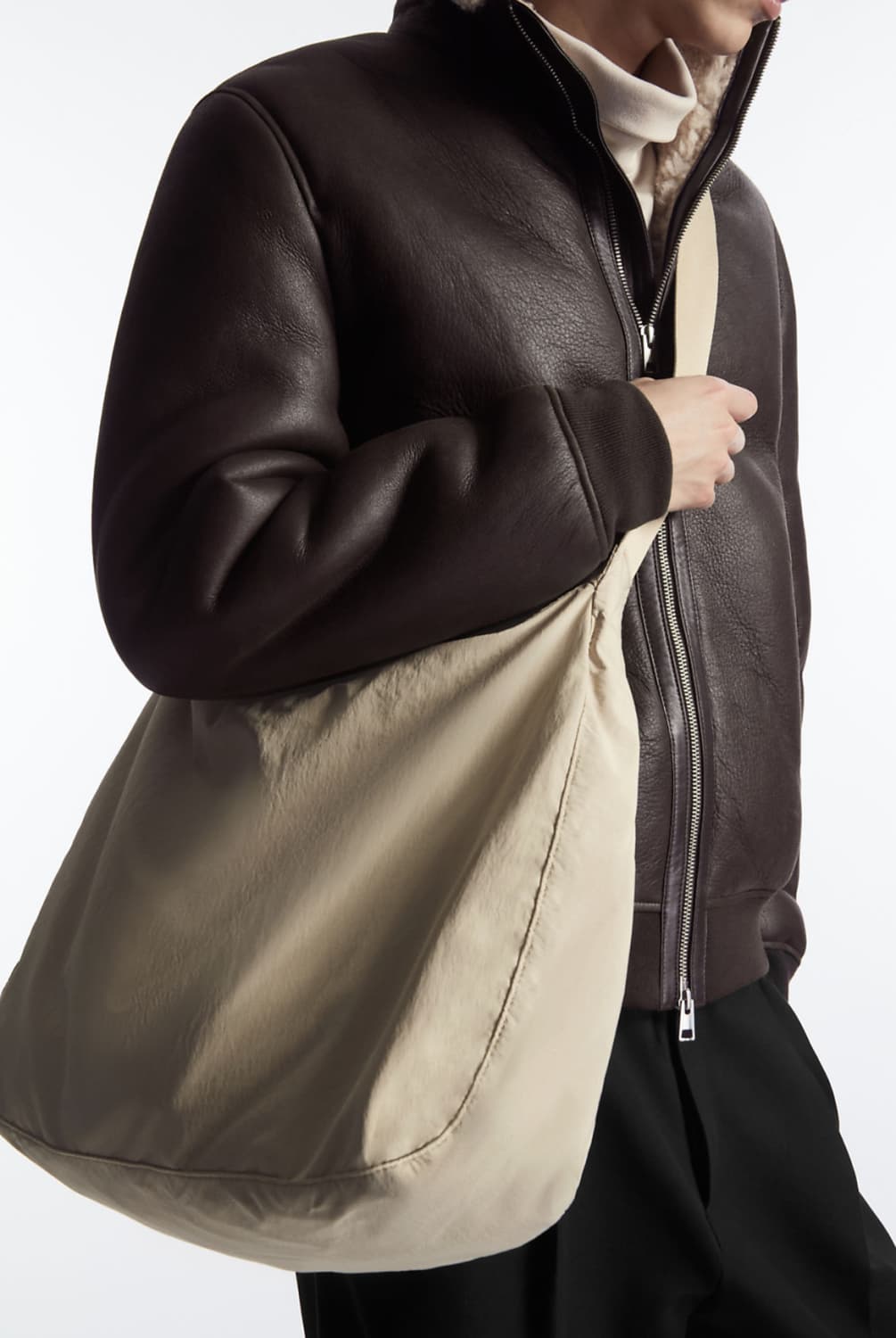 코스 슬라우치 나일론 메신저백 상품이미지1