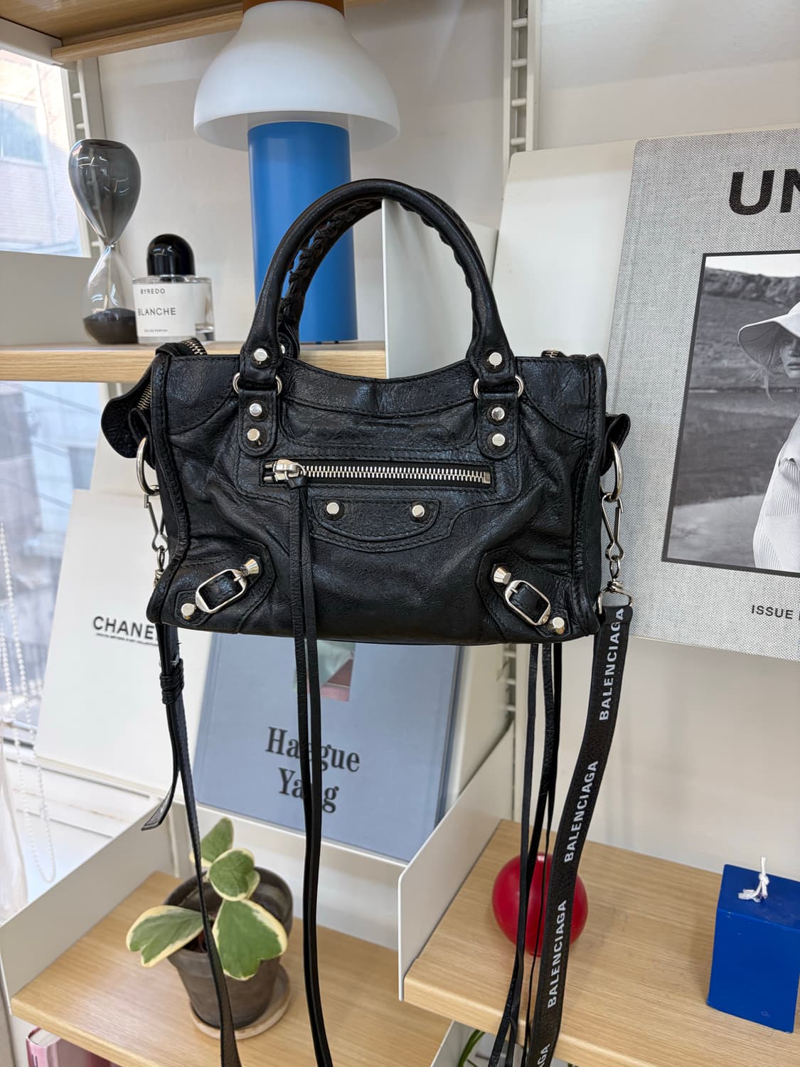 [A 정품] 발렌시아가 시티 모터백 미니 블랙 로고스트랩 상품이미지2