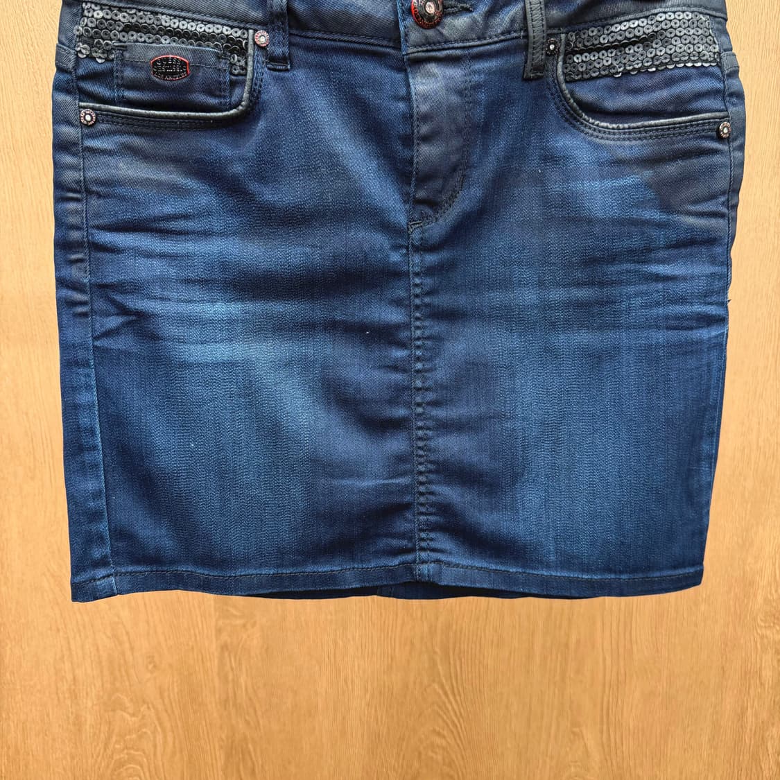 게스 데님 미니 스커트 스팽글 포켓 로고 장식 디테일 H라인 진청 상품이미지5