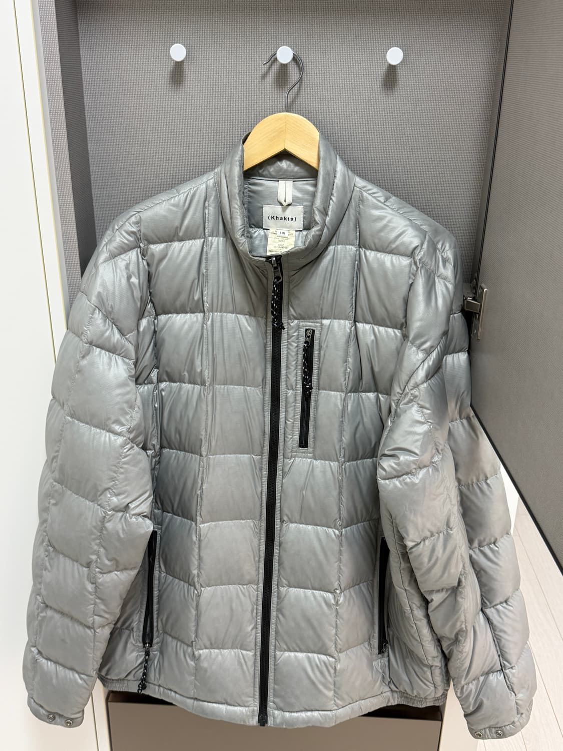 [L] 카키스 Khakis 경량 패딩 캠퍼 다운 라이트그레이 실버 상품이미지1