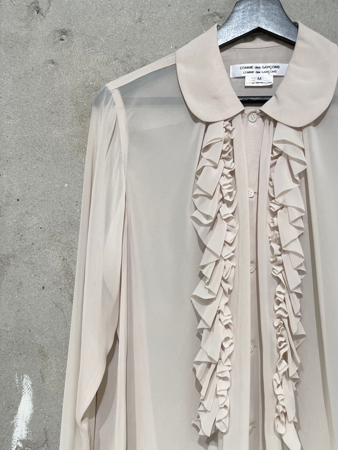 꼼데가르송 ad2024 라이트 베이지 러플 폴리에스터 셔츠 상품이미지2