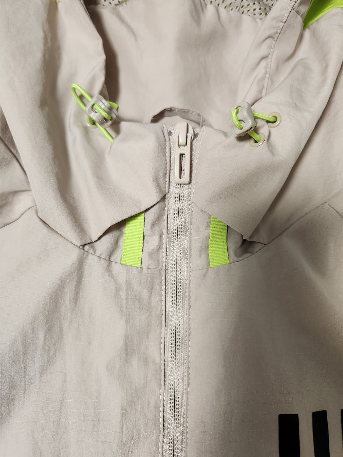 아디다스 W.N.D 러닝 바람막이 사이즈100(L)

옷은 예쁜데 로고  상품이미지2