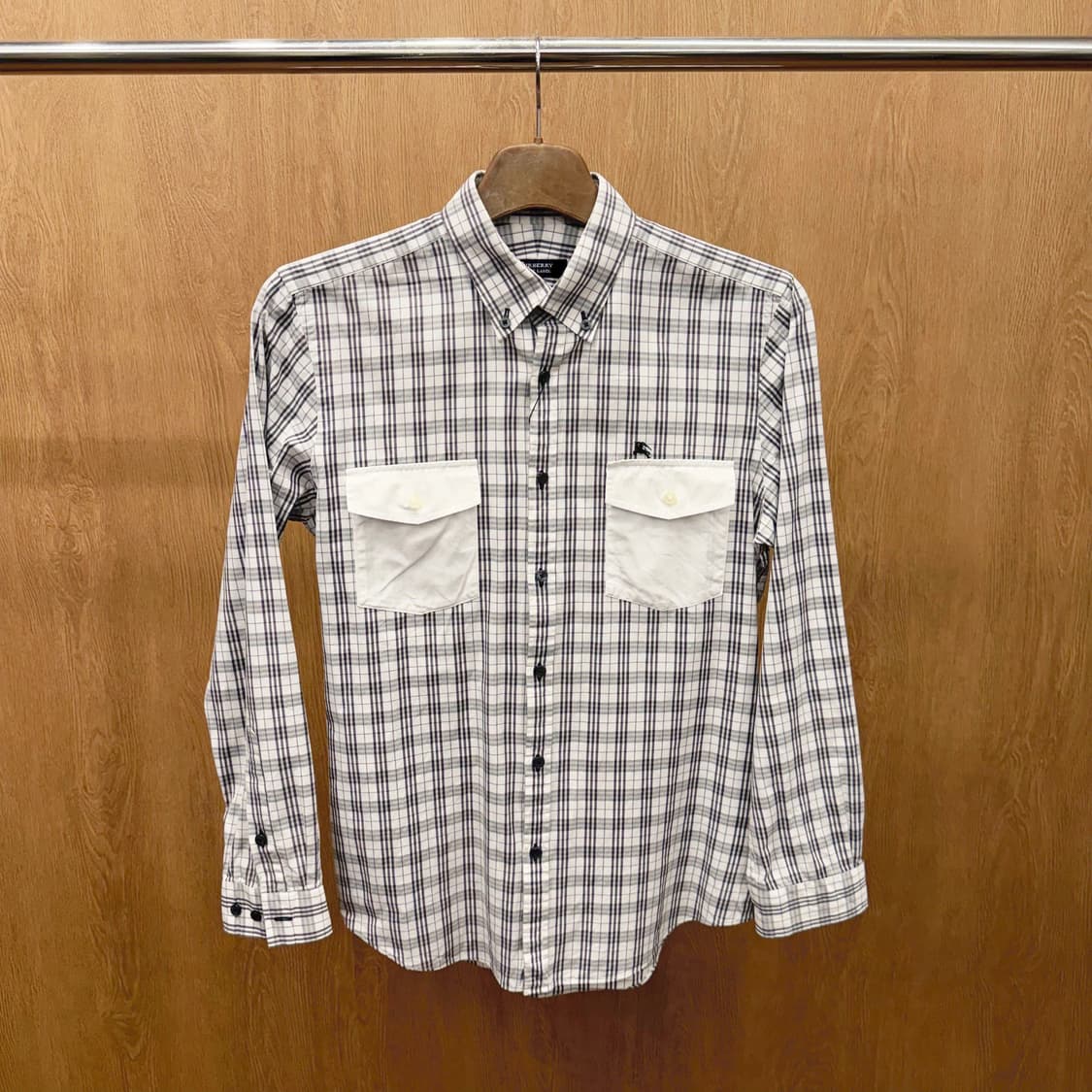 버버리 블랙 라벨 코튼 체크 셔츠 더블 포켓 로고 자수 디테일 화이트 상품이미지2