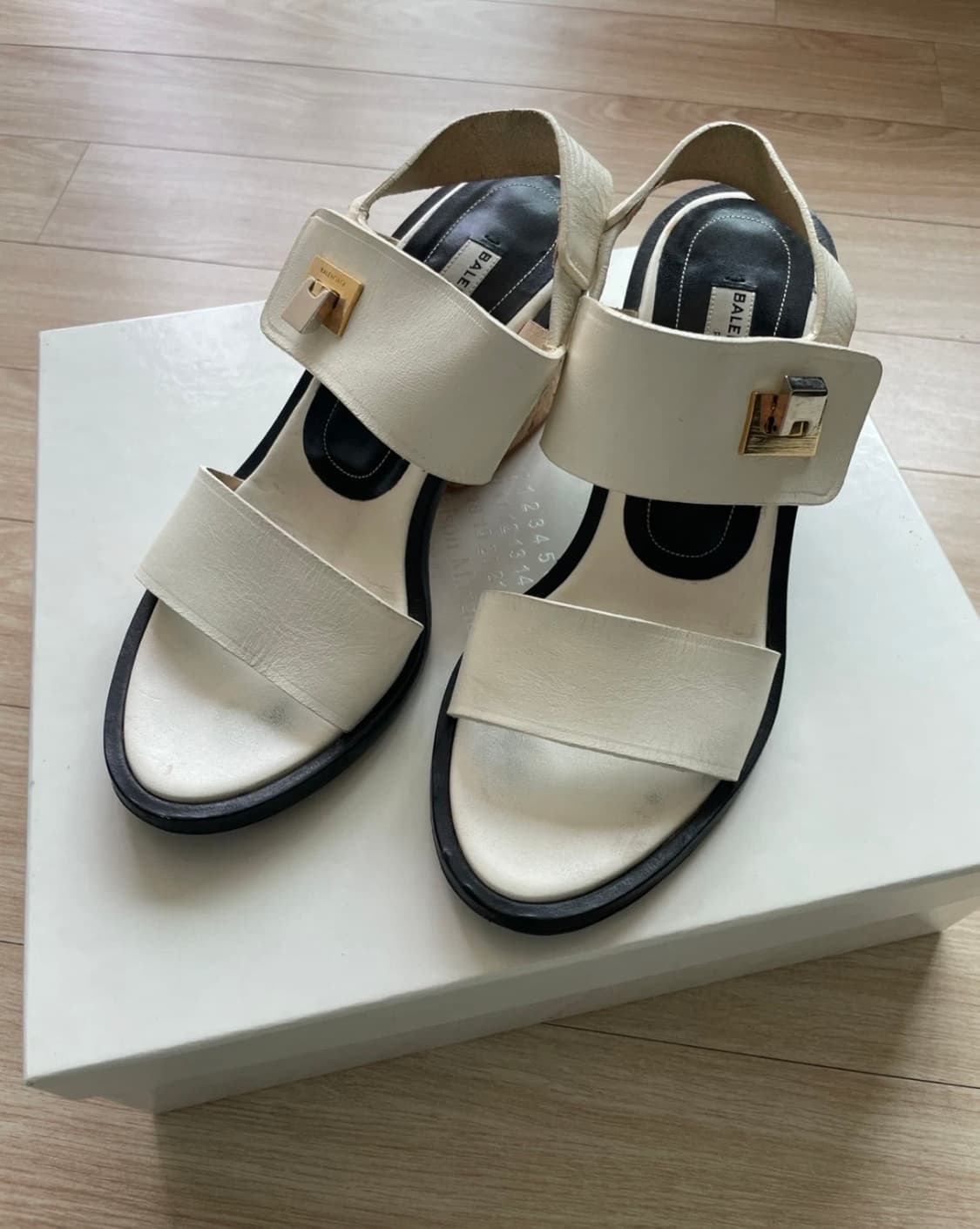 발렌시아가 가죽 샌들 상품이미지2