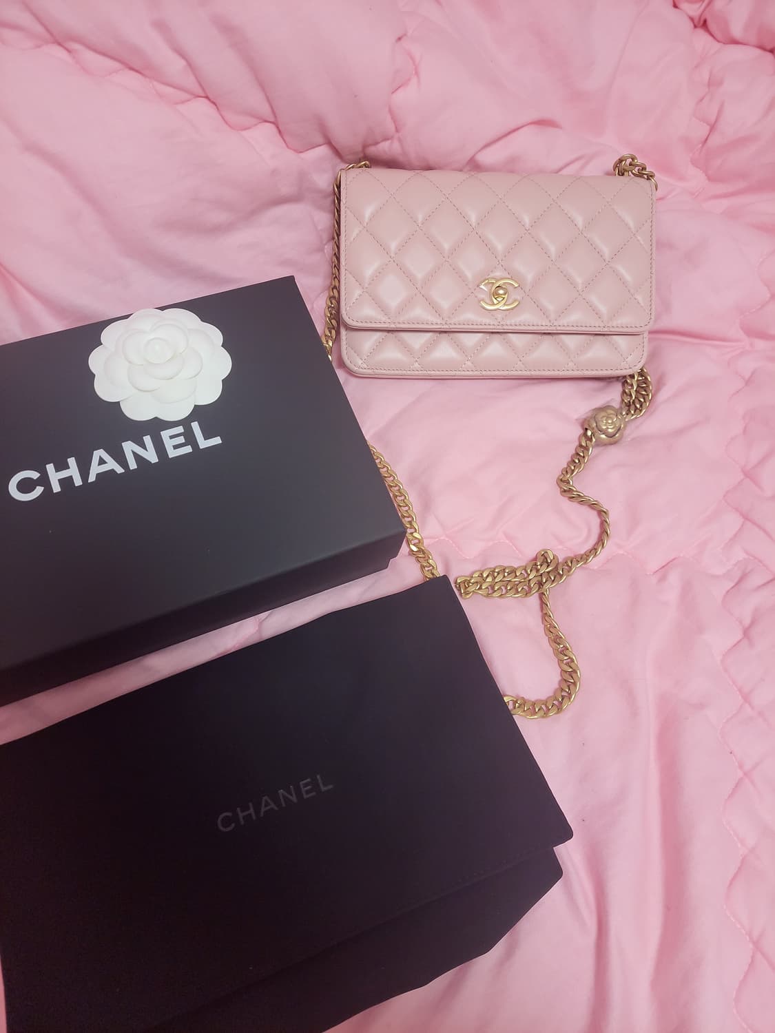 정품)급처미사용새상품!샤넬 중고업체에판매핑크까멜리아골든볼내장칩크로스백가방 상품이미지1