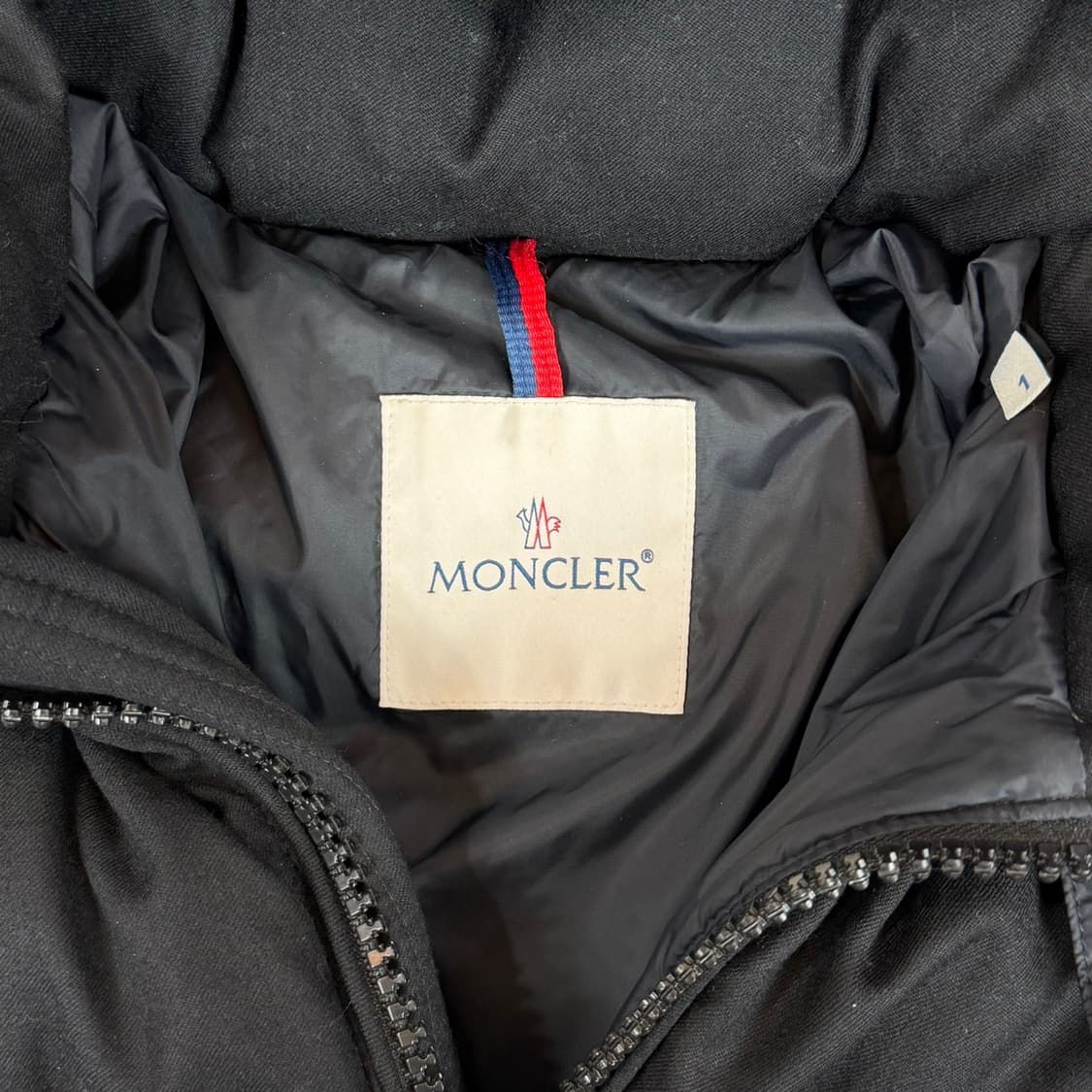 [리오브] 몽클레어 몽제네브르 와펜 패치 패딩 상품이미지4