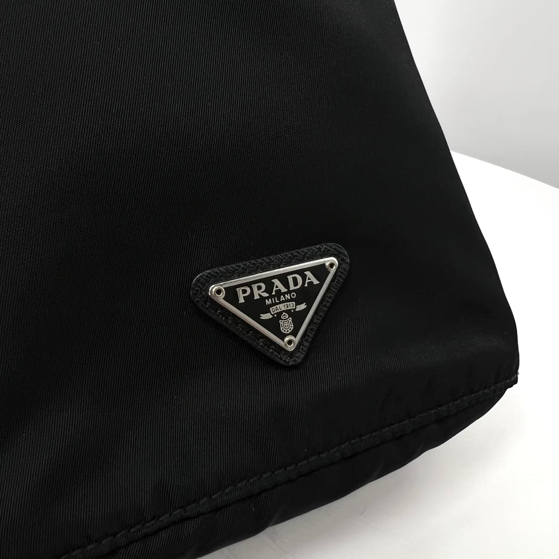 프라다 삼각로고 나일론 버킷 파우치 블랙 (1NA369) 상품이미지7