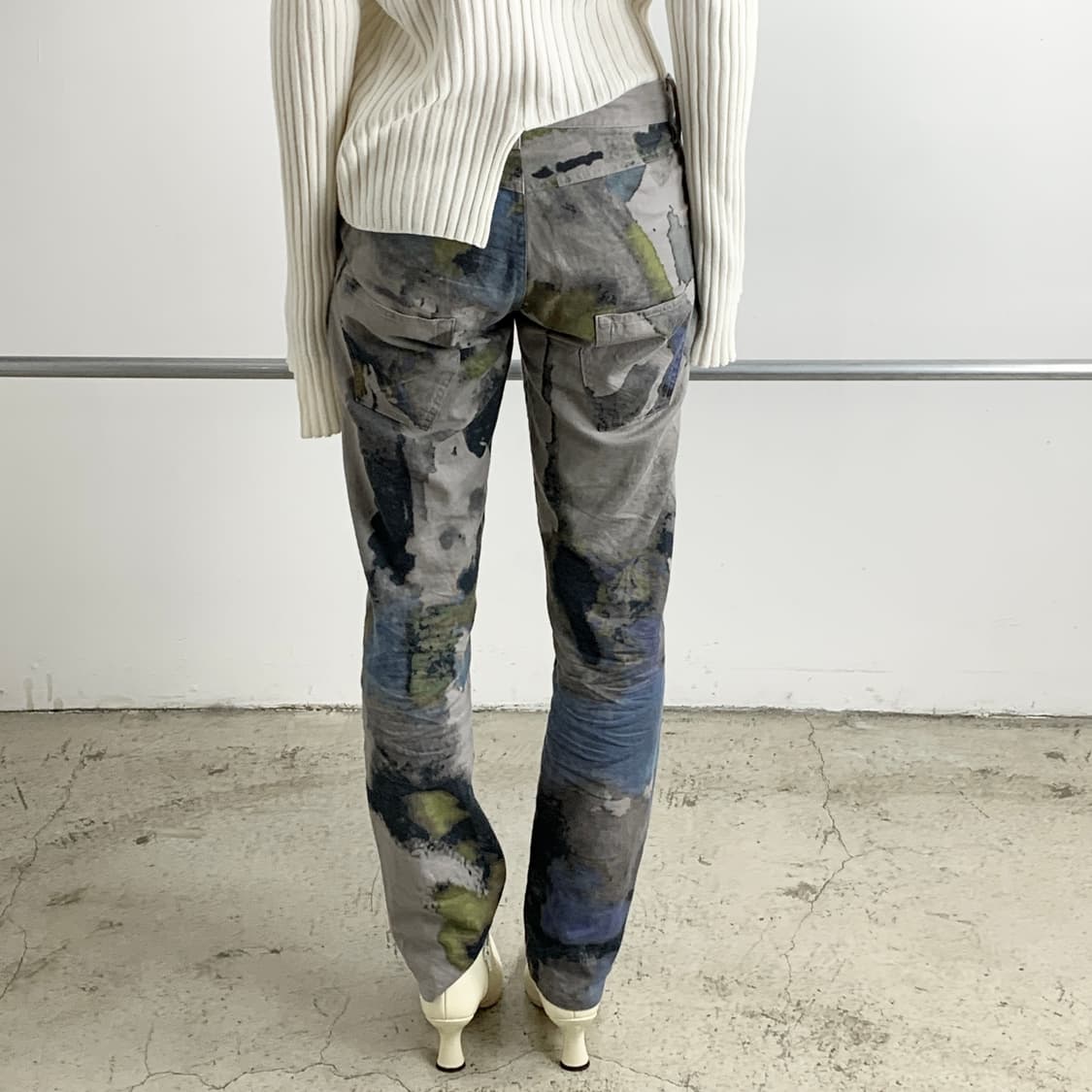 언더커버 22SS 스틸레토 레더 펌프스 힐 상품이미지3