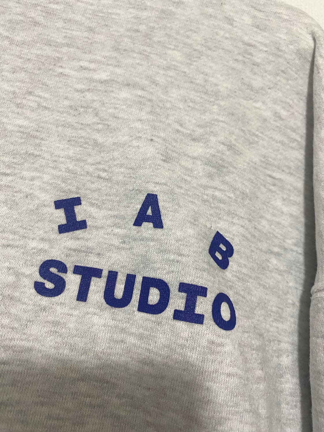 IAB STUDIO 그레이 색상 후드티 상품이미지3