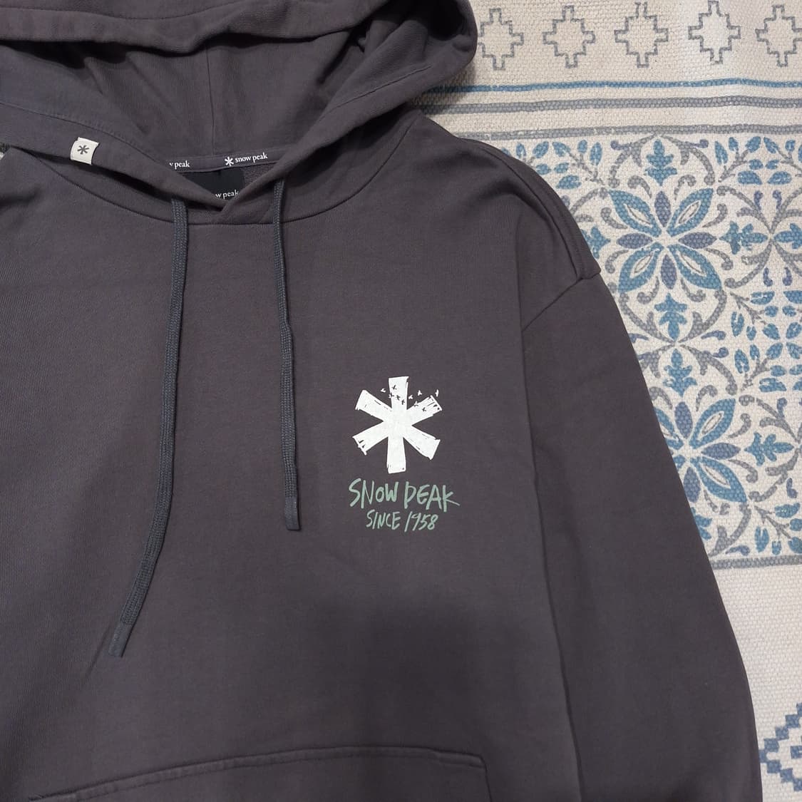 SNOW PARK 그레이 스펠아웃 로고 프린팅 올드스쿨 후드 티셔츠 상품이미지6