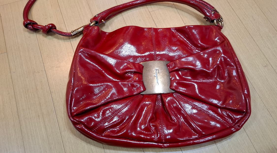 페라가모 레드 에나멜 숄더백 상품이미지1