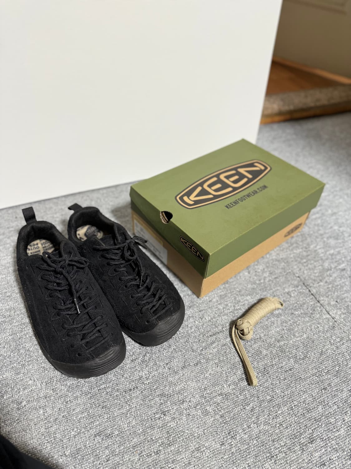 킨 KEEN 블랙 스웨이드 스니커즈 250 상품이미지1