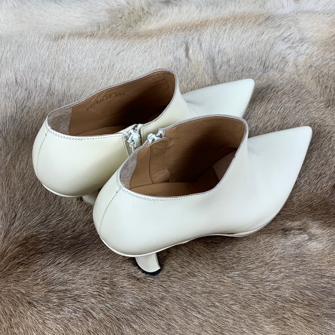 언더커버 22SS 스틸레토 레더 펌프스 힐 상품이미지3