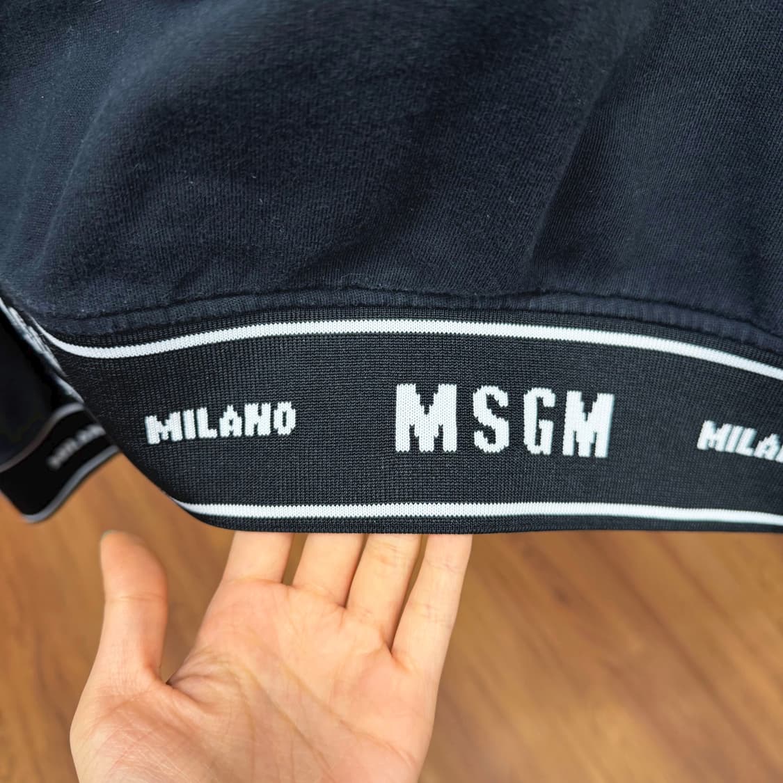 MSGM 크롭 긴팔 후드 티셔츠 밑단 소매 로고 밴드 스트링 디테일 블랙 상품이미지6