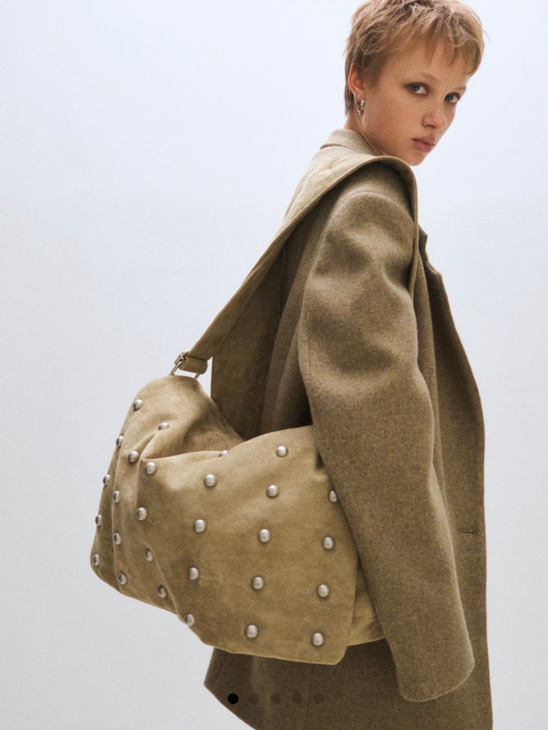 플리즈프로젝트 스터드 스웨이드 메신저백 샌드 상품이미지1