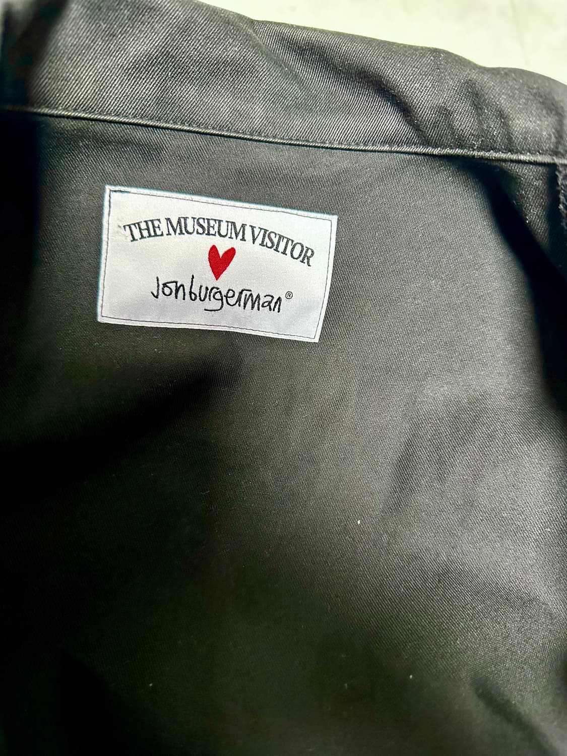 더 뮤지엄 비지터 x 존 버거맨 프린팅 커브드 지퍼 블루종 상품이미지4