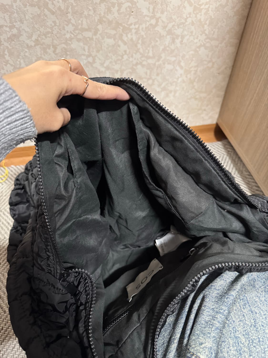 COS 코스 퀼팅 오버사이즈 숄더백 블랙 상품이미지4