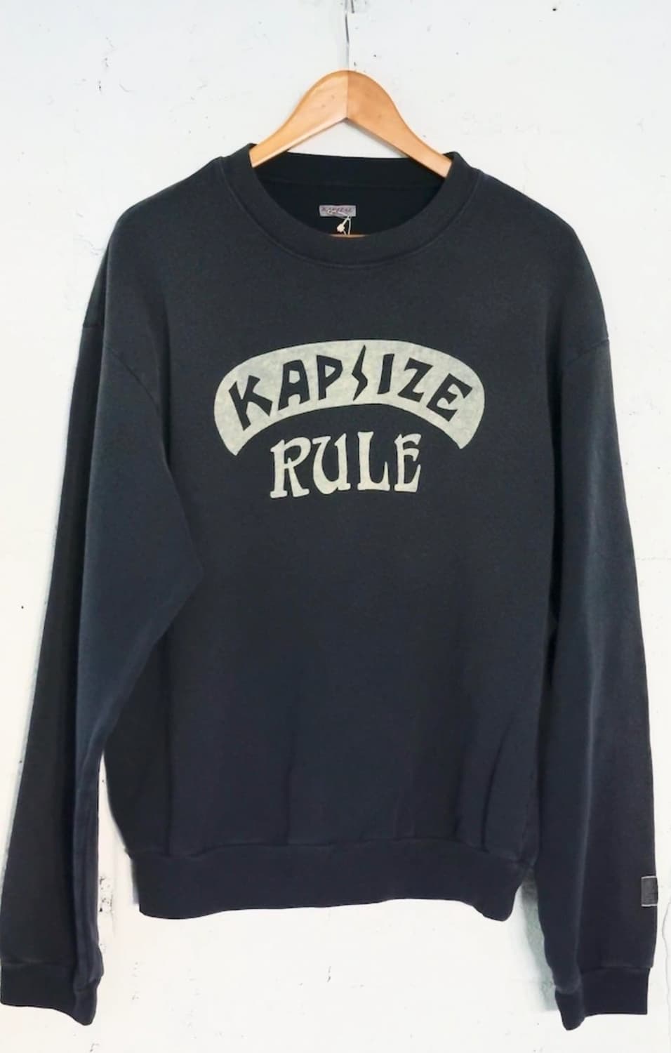 캐피탈 로고 맨투맨 블랙 5 상품이미지1