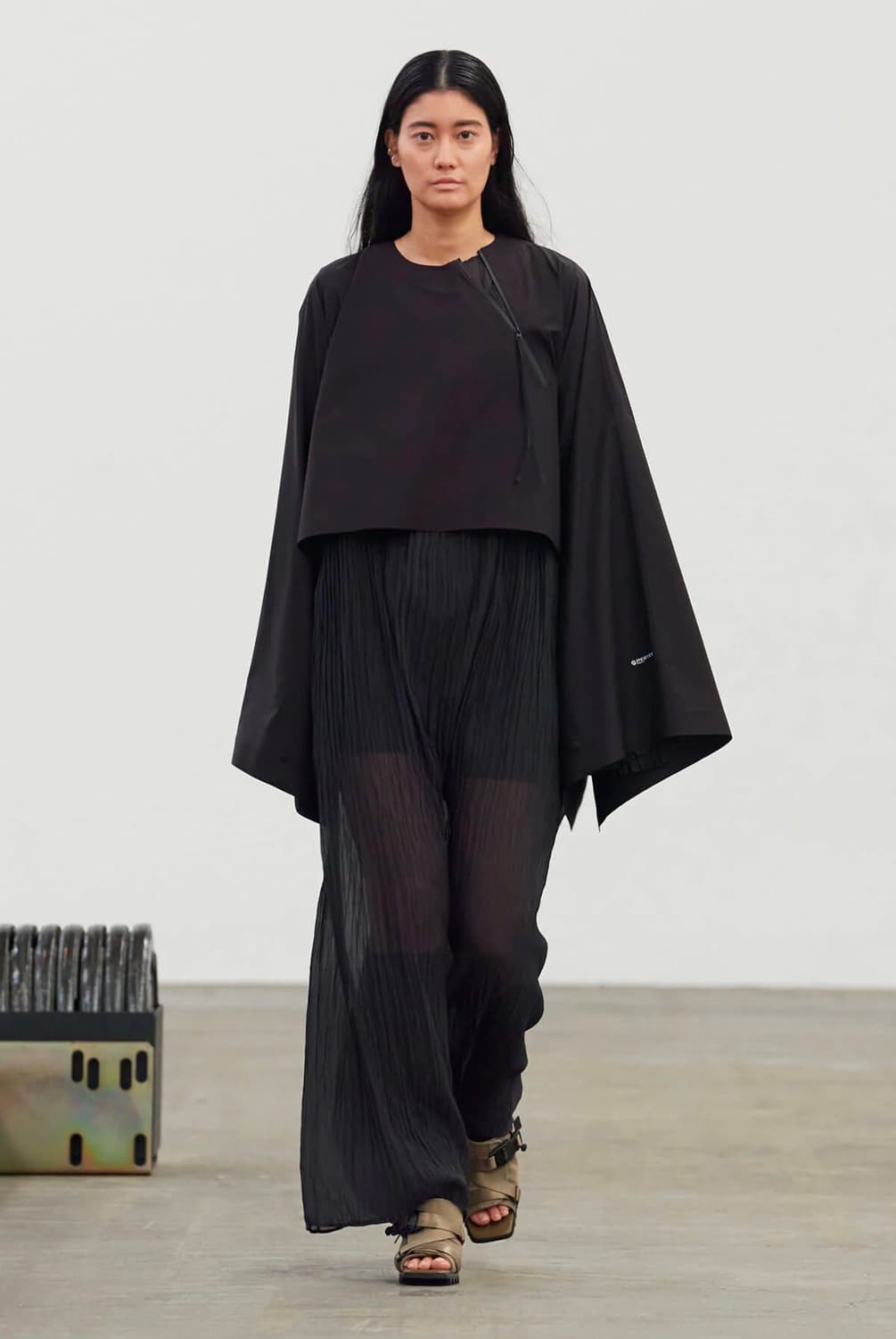 Pertex Bell Sleeve Poncho (Black) 상품이미지1