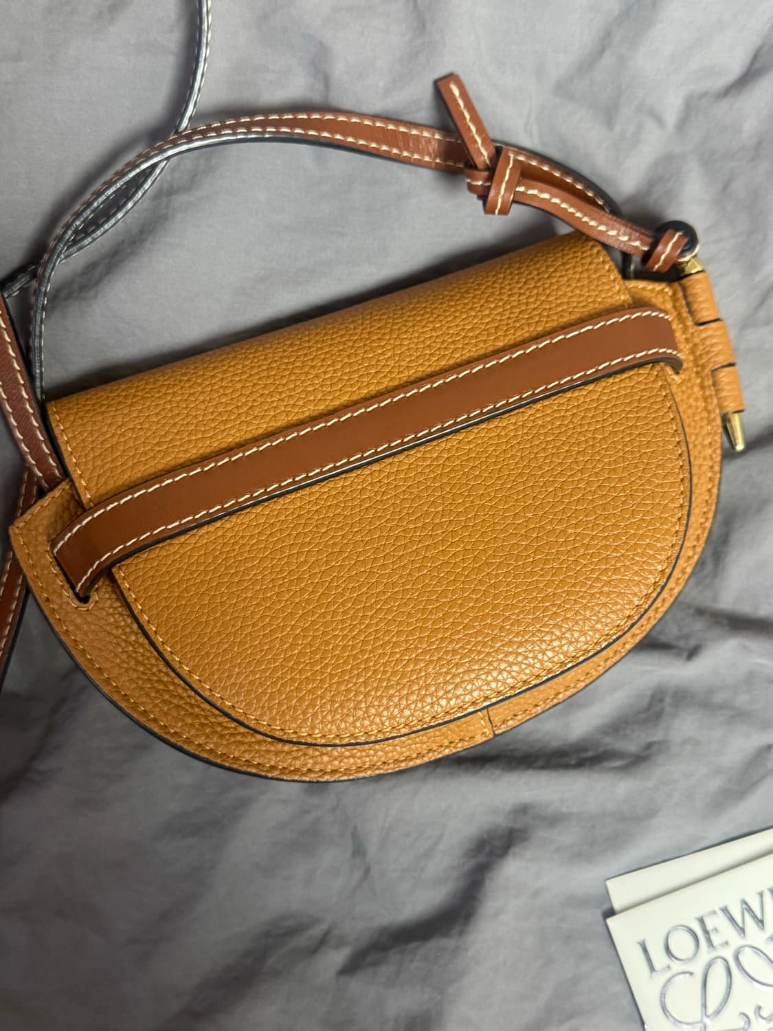 제니 로에베 게이트백 미니 탄 상품이미지2