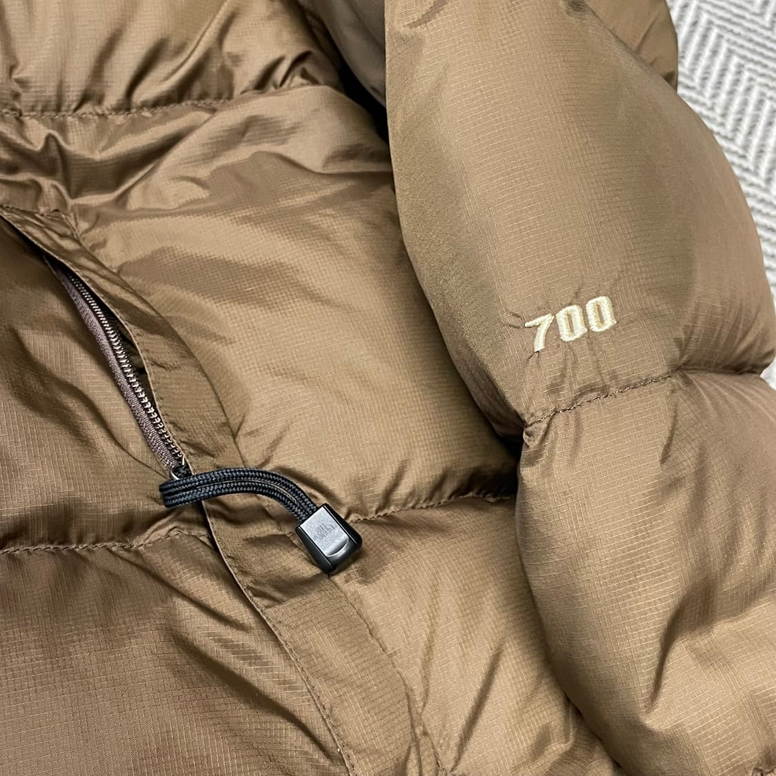 [115] 노스페이스 센터로고 무광 브라운 켄달제너 700 눕시 패딩 상품이미지5