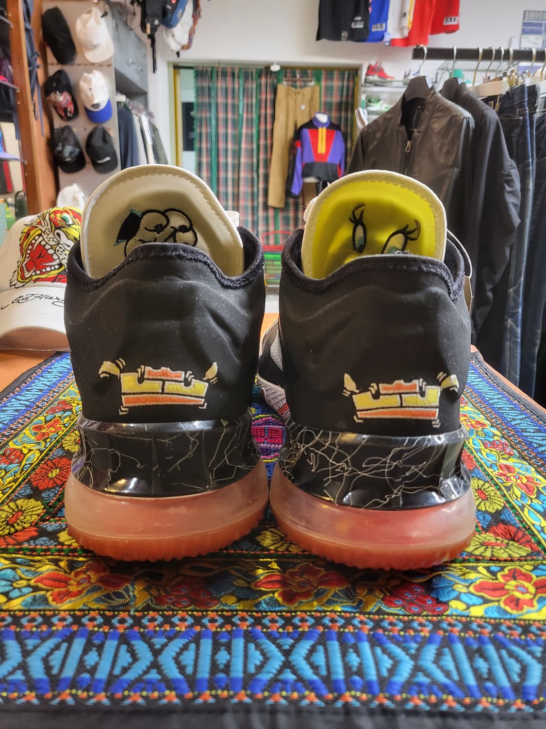 나이키 르브론 18로우 실베스터vs트위터 상품이미지3