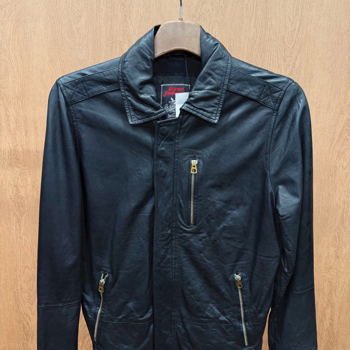 디젤 양가죽 레더 자켓 로고 금속 라벨 소매 지퍼 디테일 레귤러핏 블랙 상품이미지4