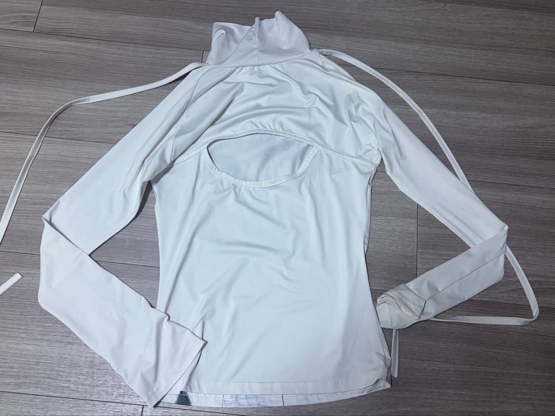 플레어업 컷아웃 터틀넥 롱슬리브 상품이미지9
