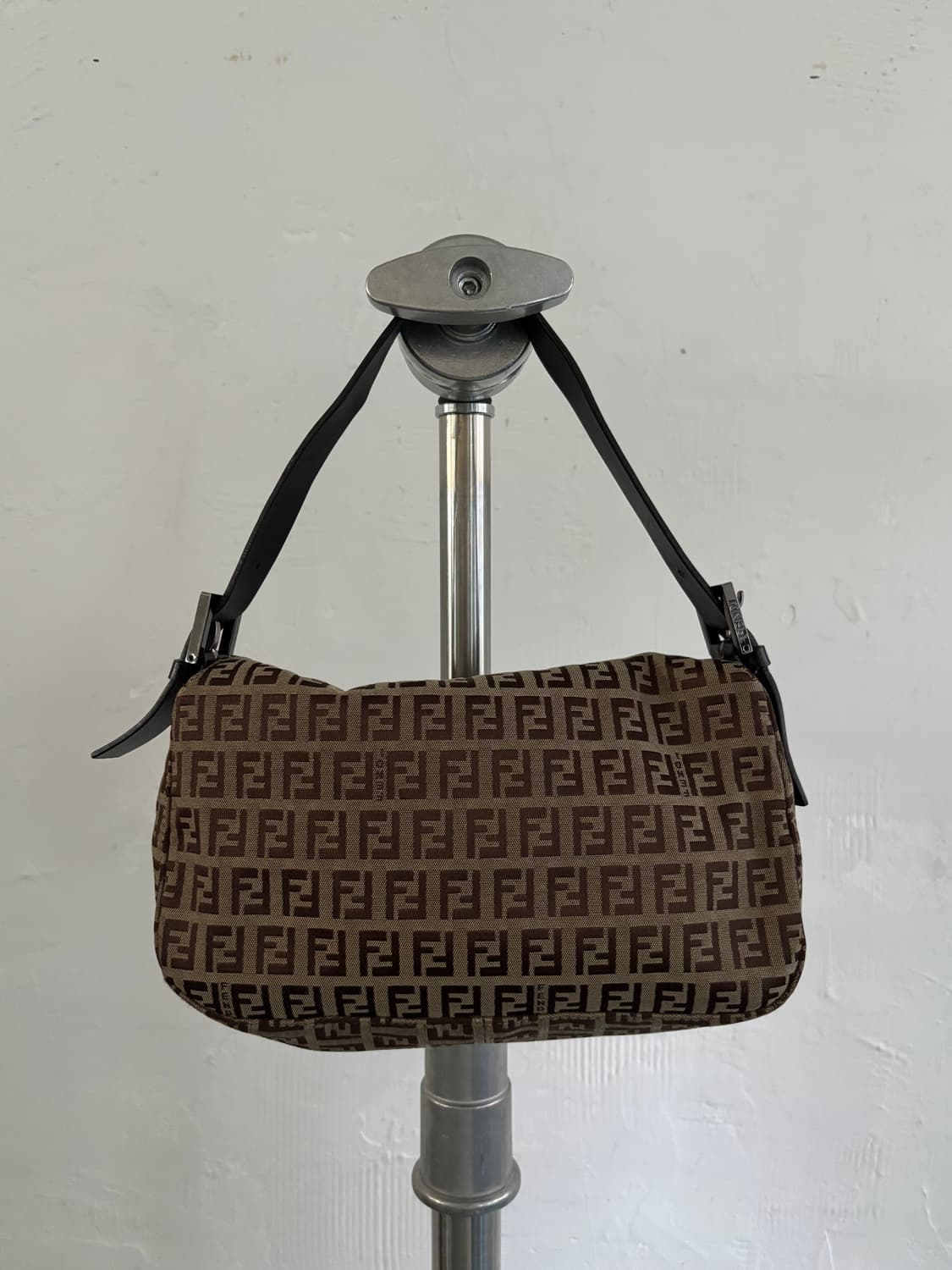 Fendi 펜디 FF 로고 블랙 버클 미니 숄더백 상품이미지4