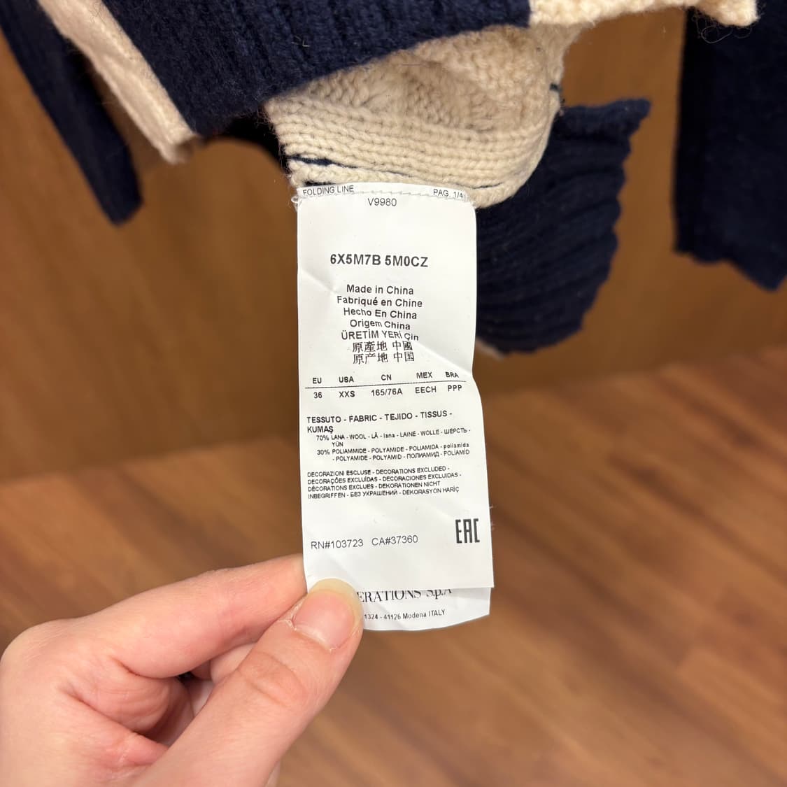 아르마니 진스 긴팔 니트 컬러 배색 케이블 언밸런스 커팅 디테일 네이비 상품이미지9