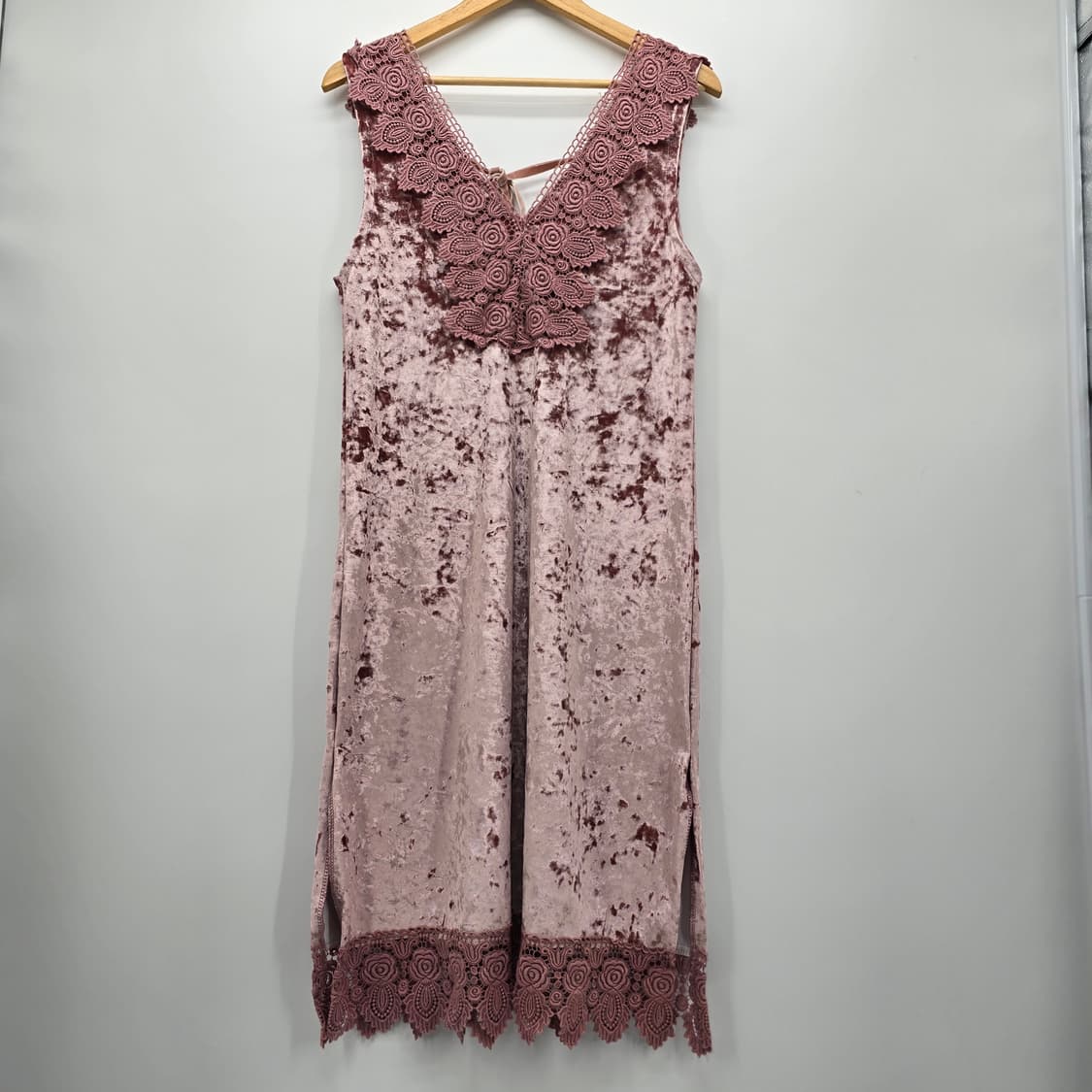 오리엔탈 더스티 핑크 컬러의 벨벳 레이스 포인트 원피스 상품이미지1