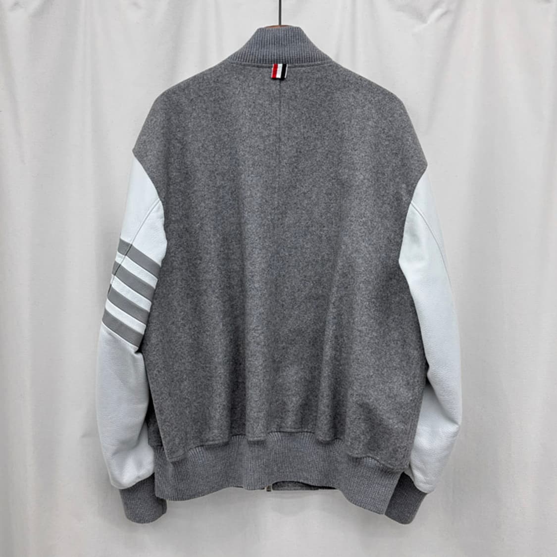 톰브라운 멜튼 울 사선 오버사이즈 블루종 자켓 상품이미지5