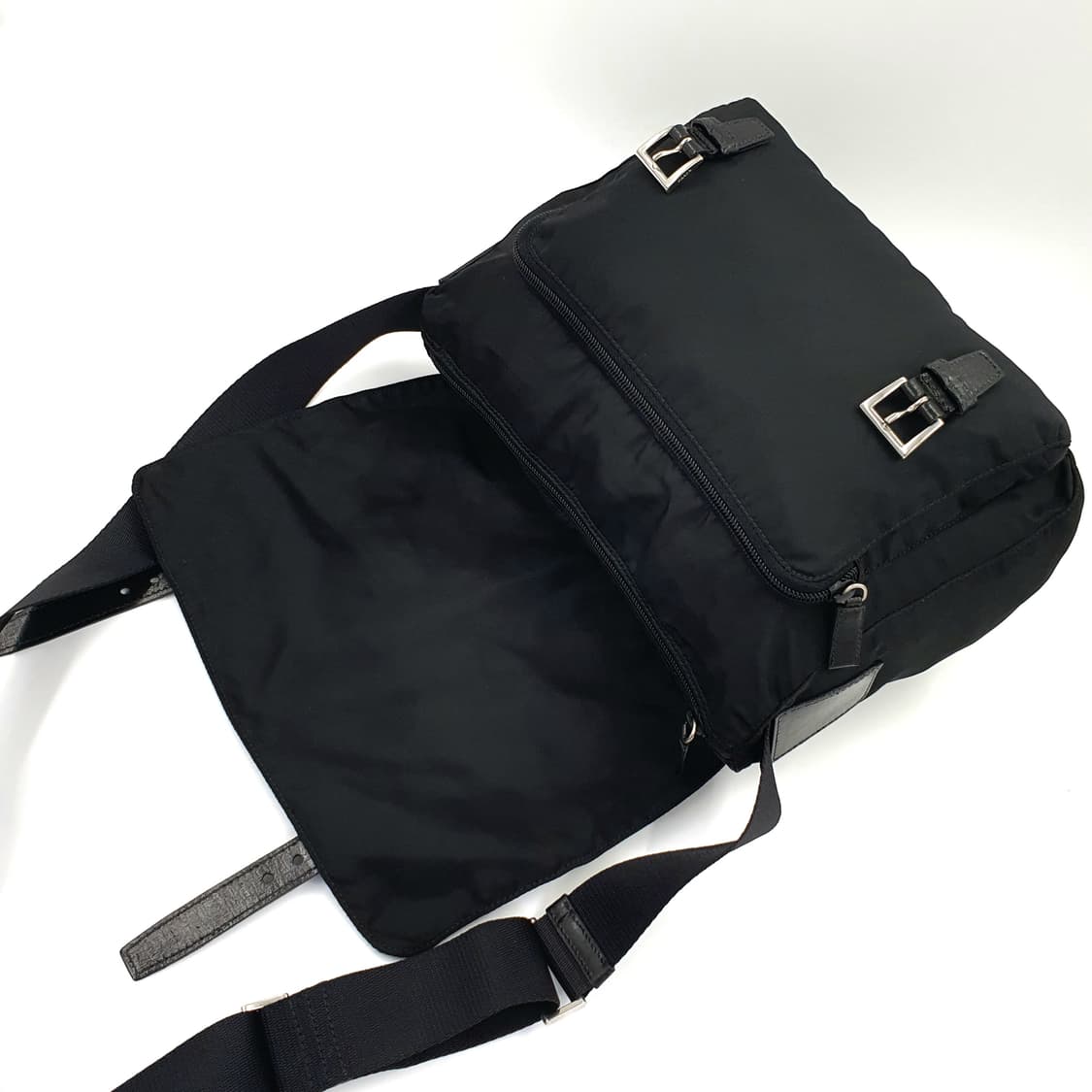 프라다 나일론 투버클 메신저백 크로스백 숄더백 상품이미지4