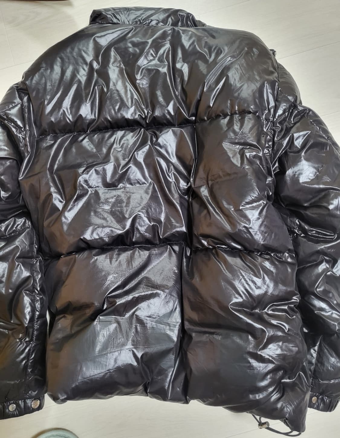 [정품]몽클레어 빅로고 블랙와팬 유광패딩 상품이미지2