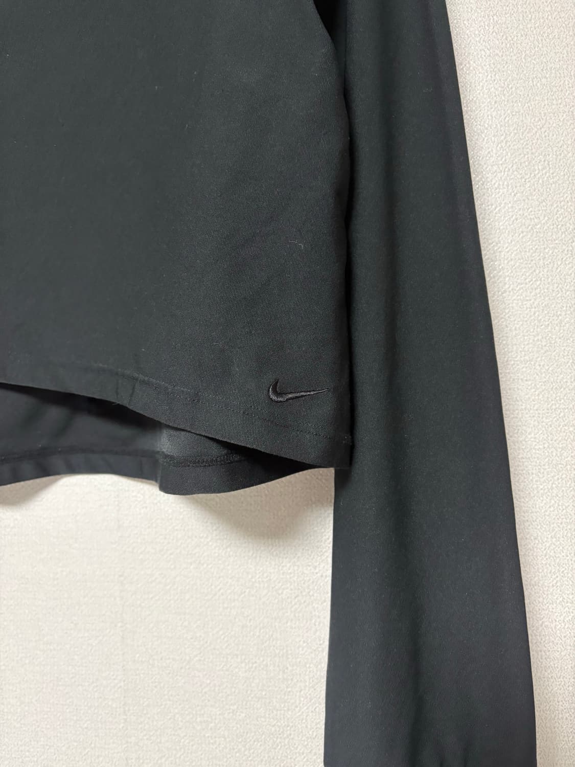 나이키 블랙 긴팔 크롭 티셔츠 나이키티 커버업 자수티 상품이미지2