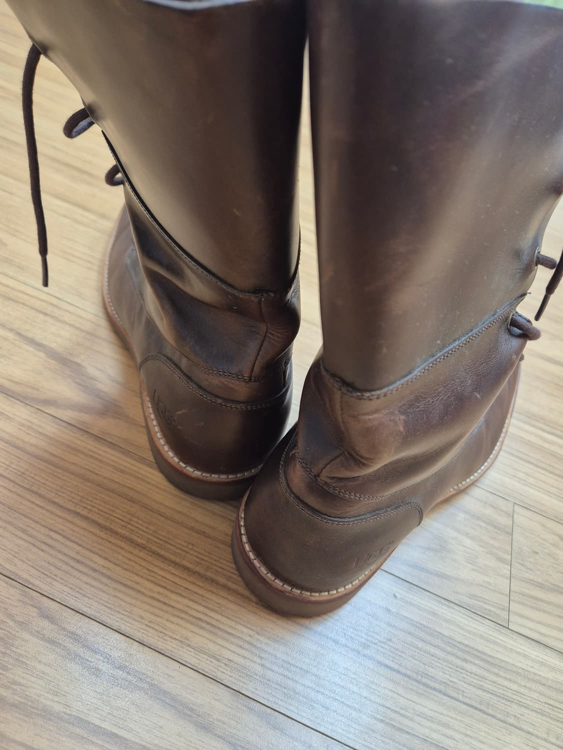 UGG 브라운 색상 레이스업 부츠입니다. 사진에서 보시다시피 전체적으로  상품이미지3