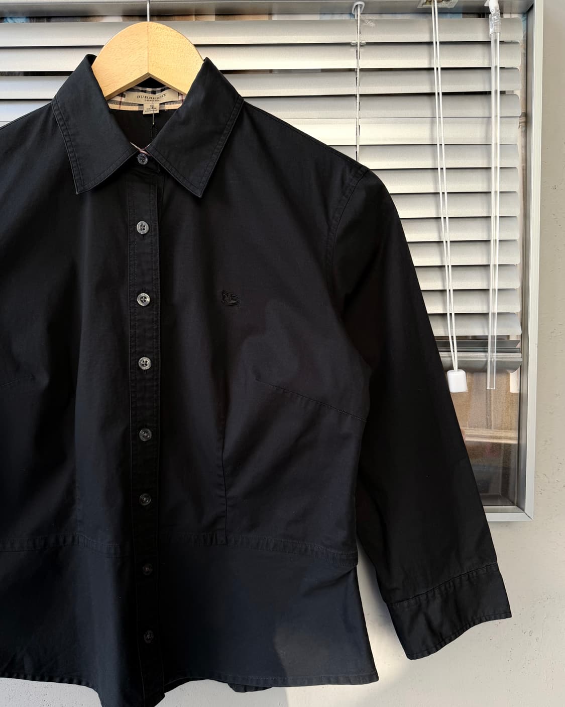BURBERRY women's black crop shirt 상품이미지2