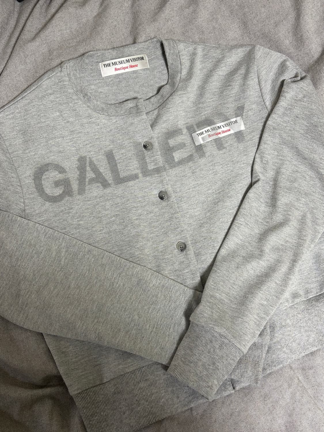 더뮤지엄비지터 SPRAYED GALLERY CARDIGAN (GREY 상품이미지2