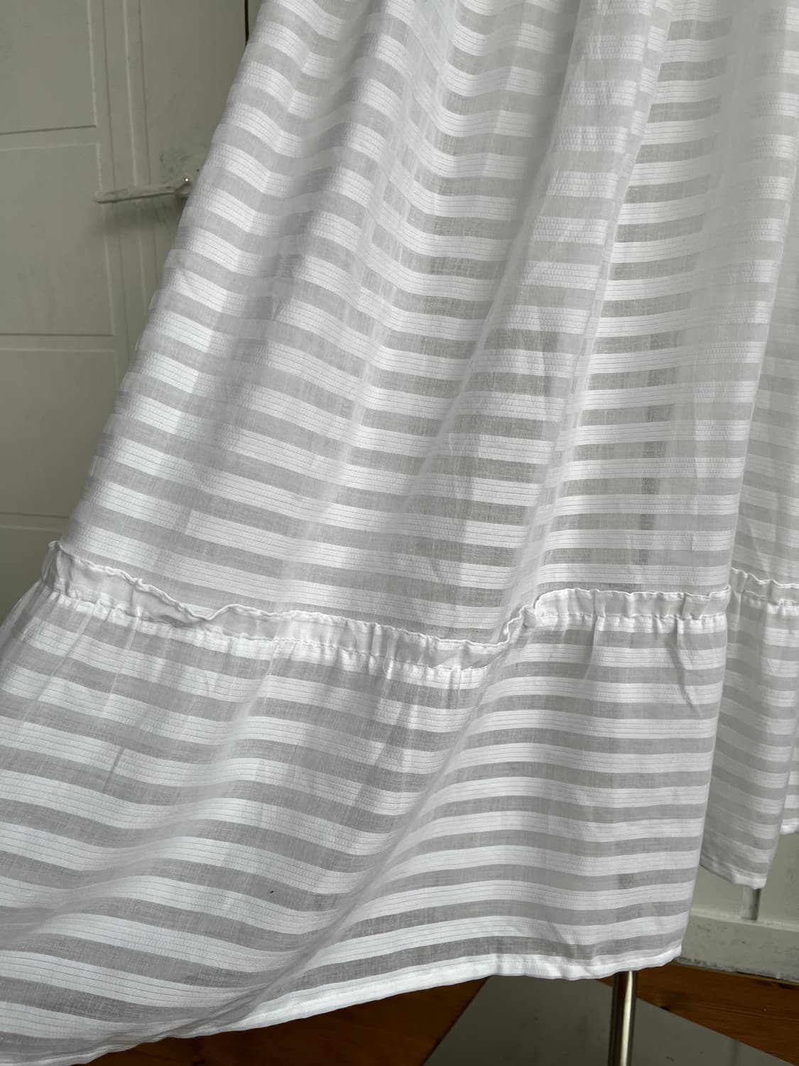 화이트 퍼프 시스루 스트라이프 롱 원피스 상품이미지3