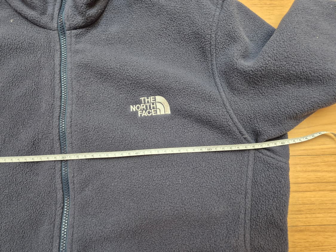 네이비 색상 노스페이스 플리스 자켓입니다. 사이즈는 XL(105)이고,  상품이미지4