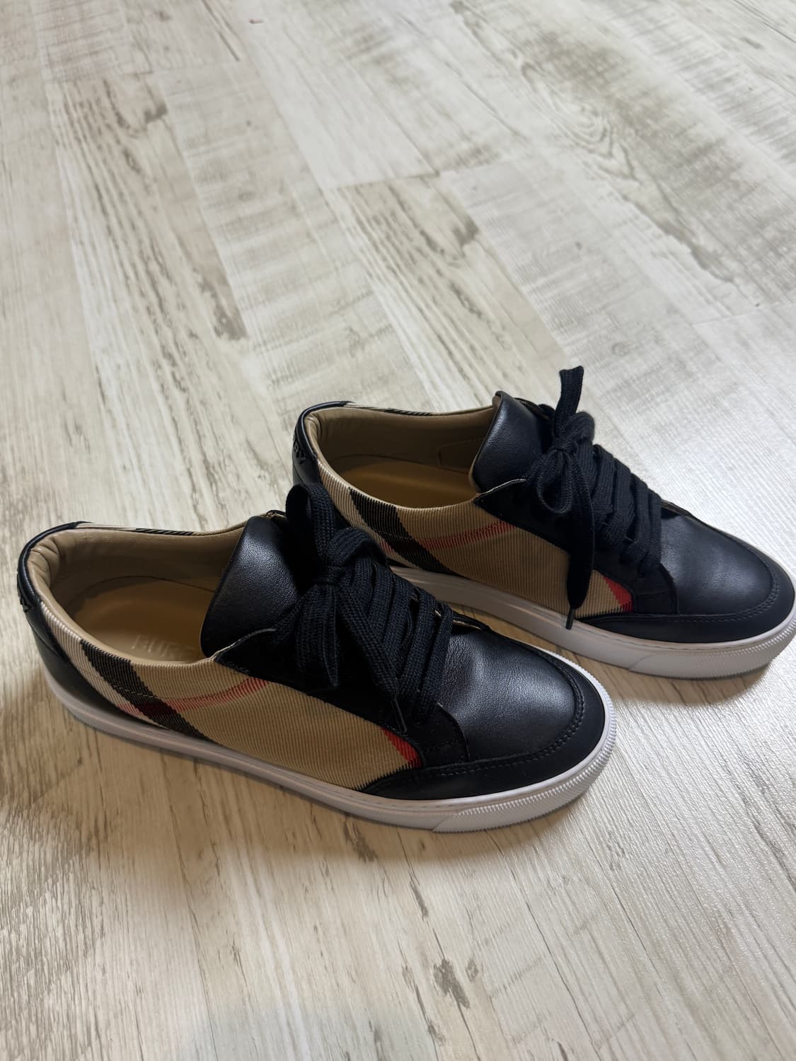 버버리 여성 레더 스니커즈 35 상품이미지3