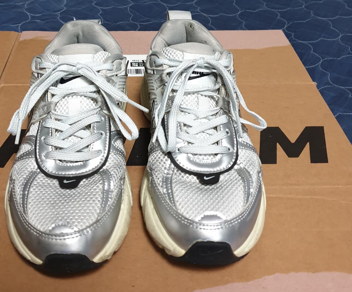 나이키 V2K런 서밋화이트 메탈릭 실버 (235) 상품이미지1