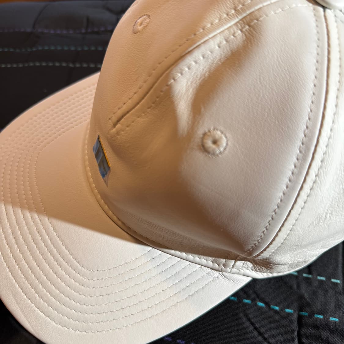 톰포드 23 S/S 금장 TF 로고 레더 볼캡 판매 합니다. 상품이미지3