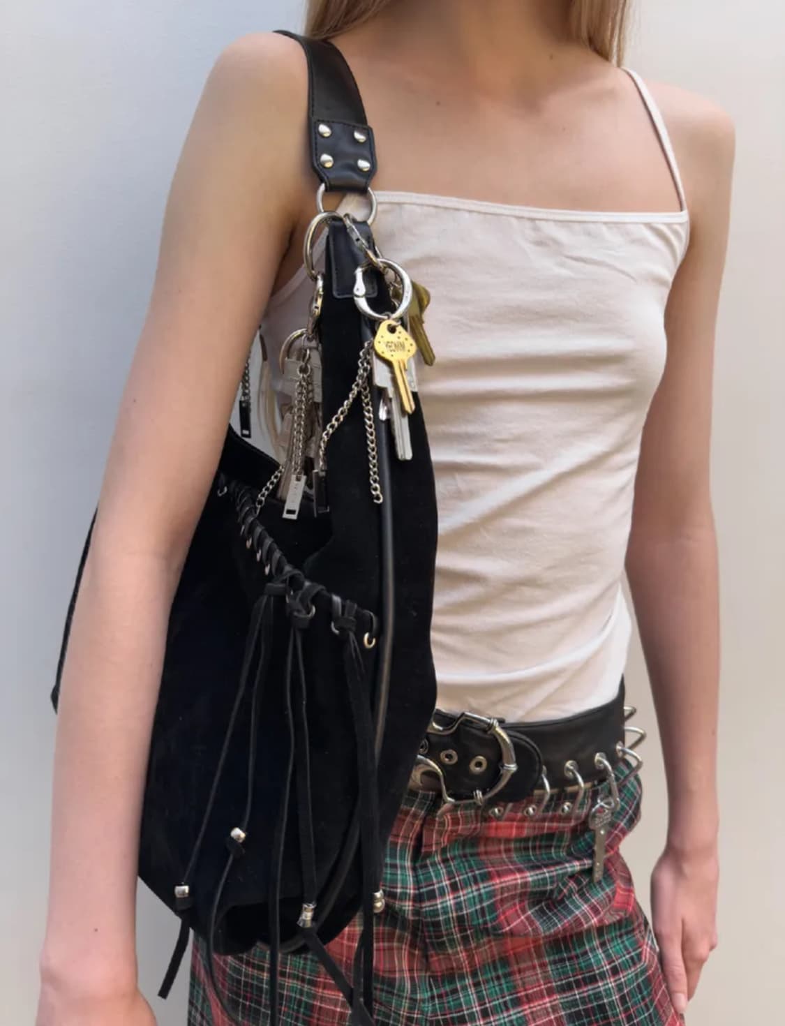 여밈 medium slash hobo bag (suede black) 상품이미지2