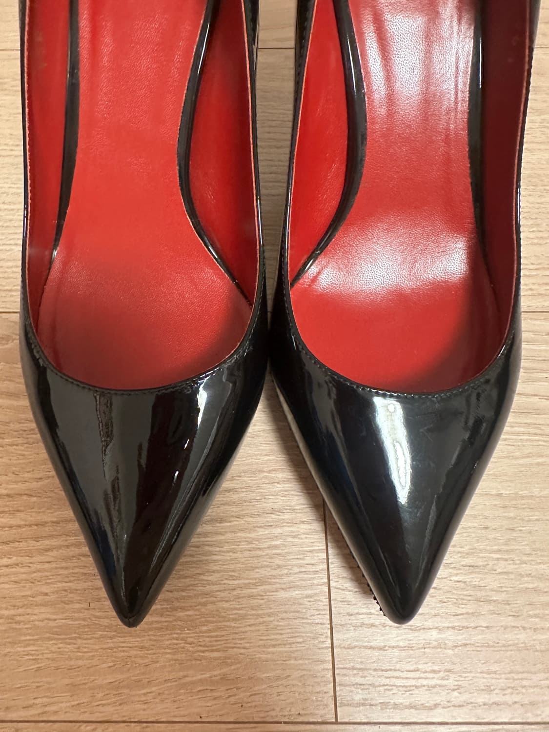 Valentino 레터링 블랙 에나멜 펌프스 힐 (235) 상품이미지2