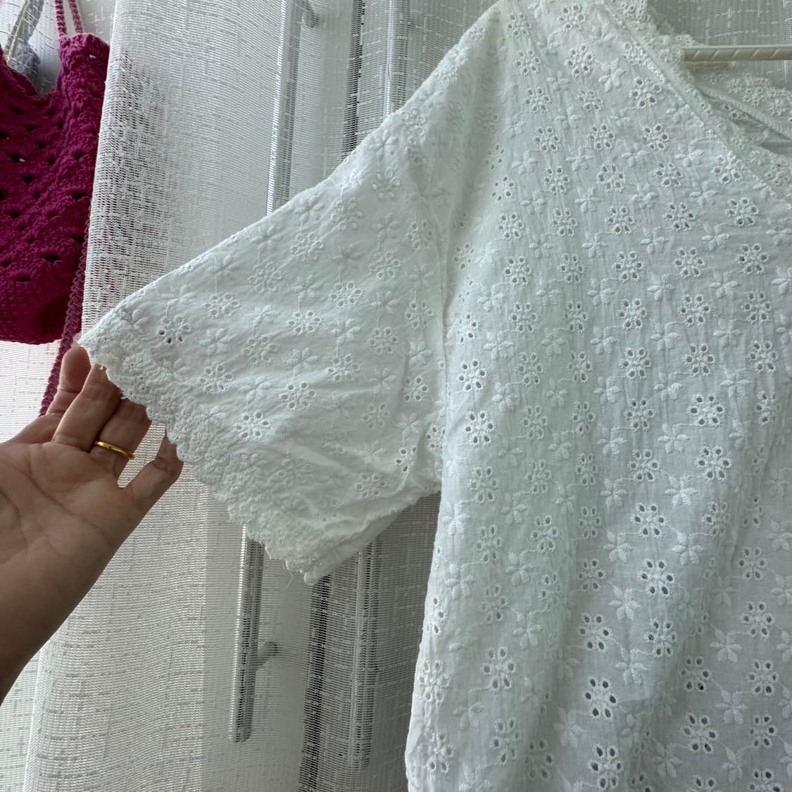 화이트 펀칭레이스 브이넥 블라우스 예뻐요 상품이미지5