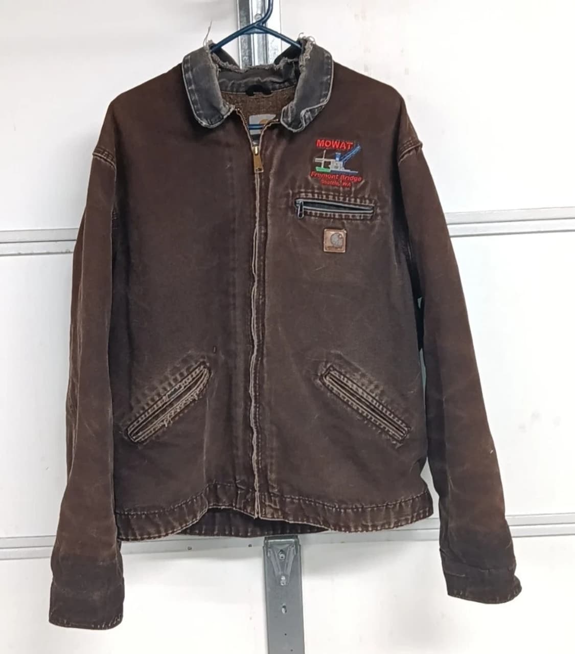 칼하트 J97 디트로이트 모왓 프리몬트 브리지 커스텀 자켓 다크브라운 상품이미지1